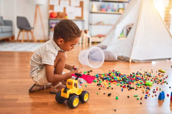 Mooie Afrikaanse Amerikaanse Peuter Spelen Met Kleine Bouwstenen Kleuterschool — Stockfoto