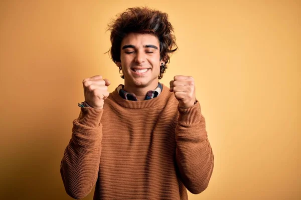 Jonge Knappe Man Draagt Casual Shirt Trui Geïsoleerde Gele Achtergrond — Stockfoto