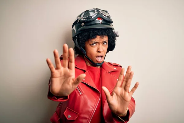 Young African American Afro Motorcyclist Woman Curly Hair Wearing Motorcycle — Stockfoto