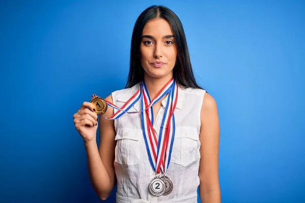 Νεαρή Όμορφη Μελαχρινή Γυναίκα Πρωταθλητής Atthete Κερδίζει Μετάλλια Πάνω Από — Φωτογραφία Αρχείου