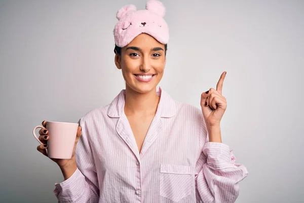 Junge Schöne Brünette Frau Pyjama Und Schlafmaske Trinken Tasse Kaffee — Stockfoto