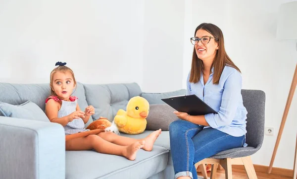 Mujer Terapeuta Joven Que Habla Trata Niños Consejera Corrección Comportamiento —  Fotos de Stock