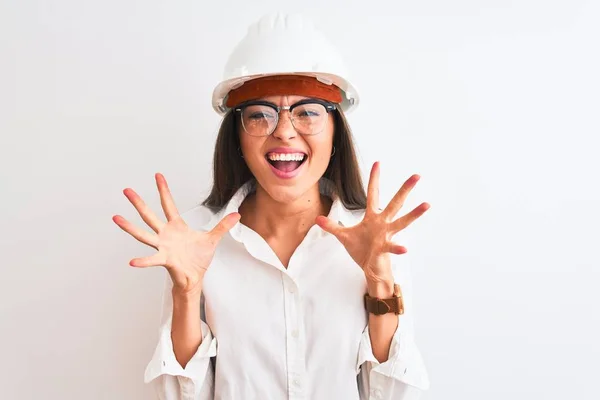 Jonge Mooie Architect Vrouw Dragen Helm Bril Geïsoleerde Witte Achtergrond — Stockfoto