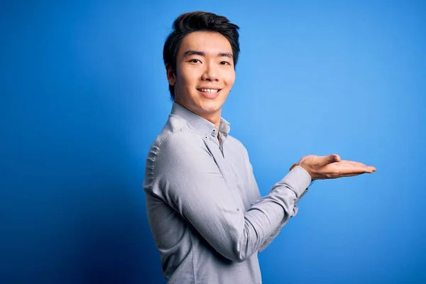 Homem Chinês Bonito Jovem Vestindo Camisa Casual Sobre Fundo Azul — Fotografia de Stock