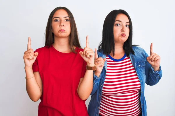 Jovens Mulheres Bonitas Vestindo Roupas Casuais Sobre Fundo Branco Isolado — Fotografia de Stock