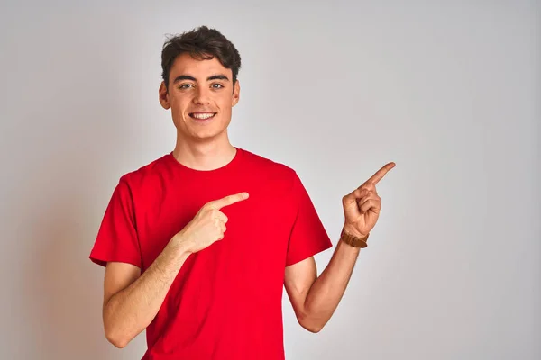 Teenager Chlapec Nosí Červené Tričko Přes Bílé Izolované Pozadí Úsměvem — Stock fotografie