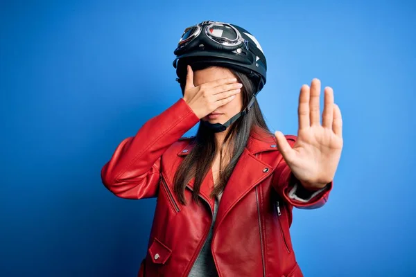 Giovane Bella Donna Motociclista Bruna Indossa Casco Moto Giacca Che — Foto Stock