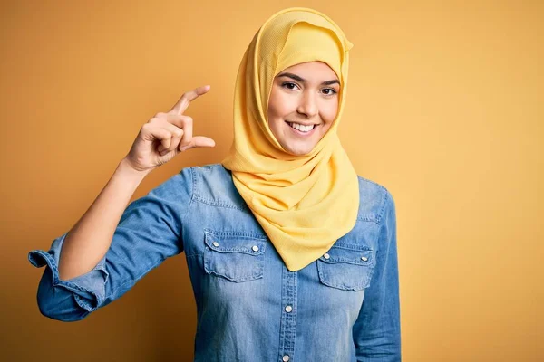 Junges Schönes Mädchen Muslimischem Hijab Das Vor Isoliertem Gelben Hintergrund — Stockfoto