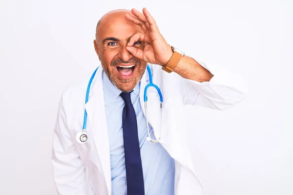 Medico Uomo Mezza Età Indossando Stetoscopio Cravatta Piedi Sopra Isolato — Foto Stock