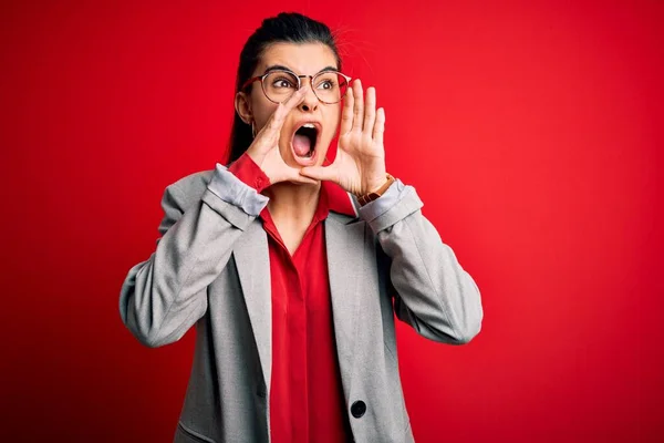 Young Beautiful Brunette Businesswoman Wearing Jacket Glasses Red Background Shouting — ストック写真