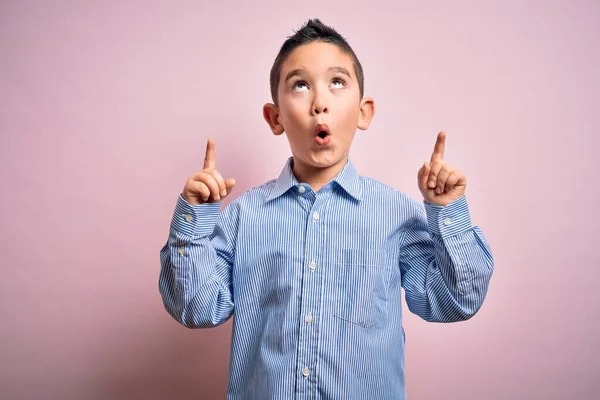 Niño Pequeño Con Camisa Elegante Pie Sobre Fondo Aislado Rosa —  Fotos de Stock