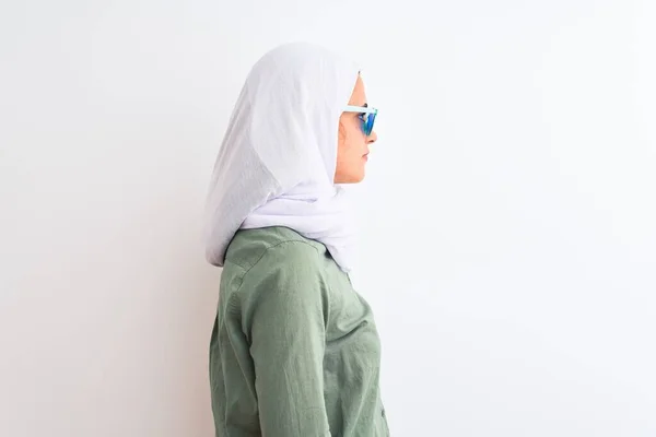 Young Arab Woman Wearing Hijab Summer Sunglasses Isolated Background Looking — Stock Photo, Image
