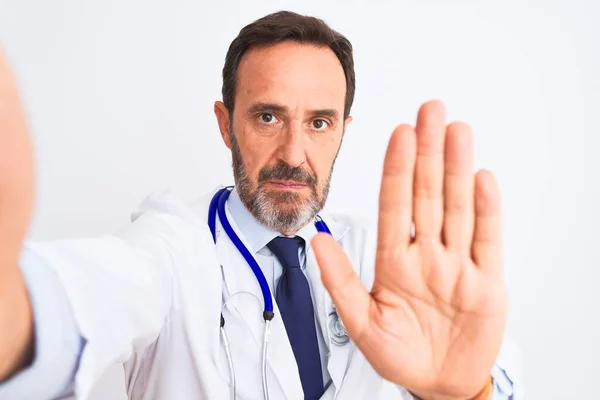 Lékař Středního Věku Muž Sobě Stetoskop Aby Selfie Přes Izolované — Stock fotografie