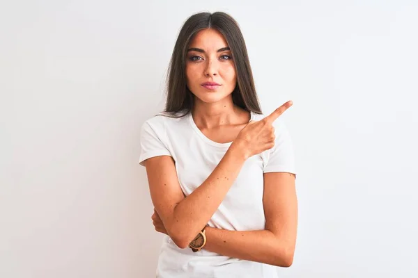 Jovem Mulher Bonita Vestindo Camiseta Casual Sobre Fundo Branco Isolado — Fotografia de Stock