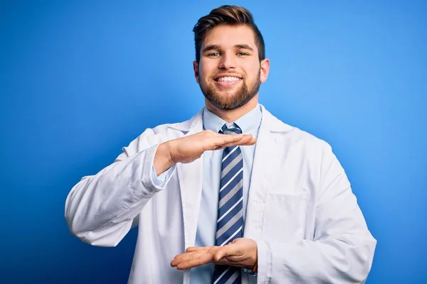 Jovem Terapeuta Loiro Homem Com Barba Olhos Azuis Vestindo Casaco — Fotografia de Stock