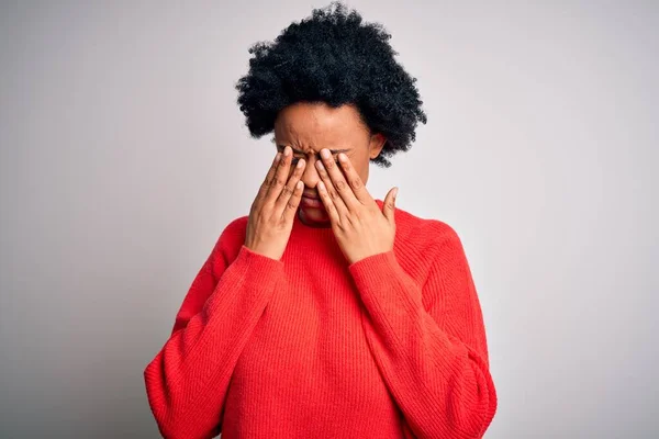 Young Beautiful African American Afro Woman Curly Hair Wearing Red — ストック写真