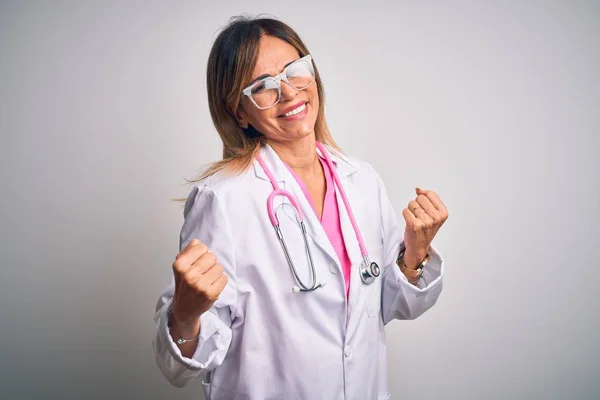 Piękna Pani Doktor Średnim Wieku Ubrana Różowy Stetoskop Białym Tle — Zdjęcie stockowe