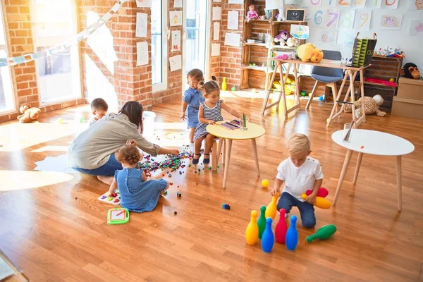 Vacker Lärare Och Grupp Småbarn Leker Runt Massor Leksaker Dagis — Stockfoto