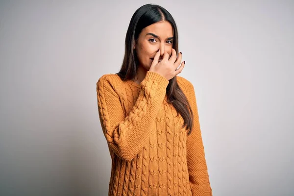 Ung Vacker Brunett Kvinna Bär Casual Tröja Över Isolerad Vit — Stockfoto