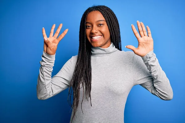 Jeune Femme Afro Américaine Debout Portant Col Roulé Décontracté Sur — Photo