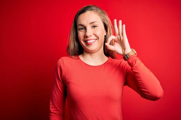 Jovem Bela Mulher Loira Vestindo Shirt Casual Sobre Fundo Vermelho — Fotografia de Stock