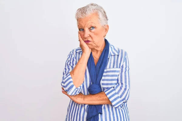 Yaşlı Gri Saçlı Mavi Çizgili Tişörtlü Bir Kadın Izole Edilmiş — Stok fotoğraf