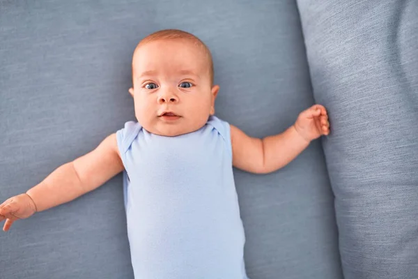 Adorable Bebé Acostado Sofá Casa Recién Nacido Relajante Descansando Cómodo —  Fotos de Stock