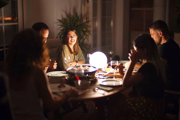 Bella Famiglia Cena Parlando Sorridendo Alla Terrazza — Foto Stock