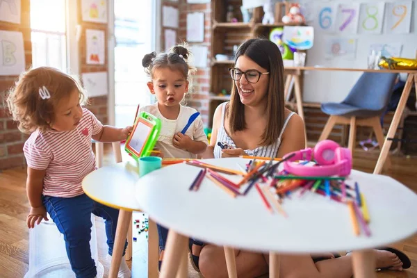 Joven Hermosa Maestra Niños Pequeños Jugando Jardín Infantes — Foto de Stock