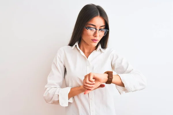 Jong Mooi Zakenvrouw Dragen Bril Staan Geïsoleerde Witte Achtergrond Controleren — Stockfoto