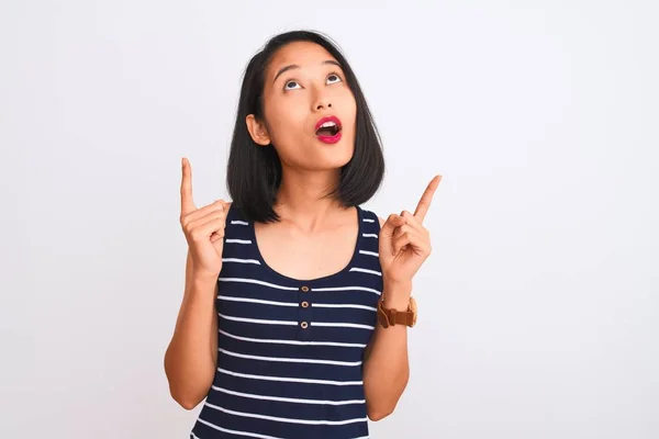 Ung Kinesisk Kvinna Klädd Randig Shirt Stående Över Isolerad Vit — Stockfoto