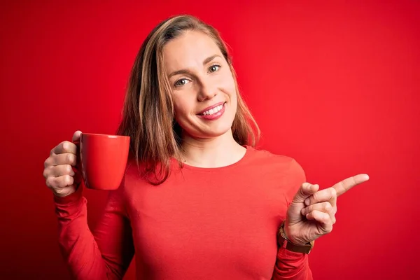 Jovem Bela Mulher Loira Bebendo Xícara Café Sobre Fundo Vermelho — Fotografia de Stock