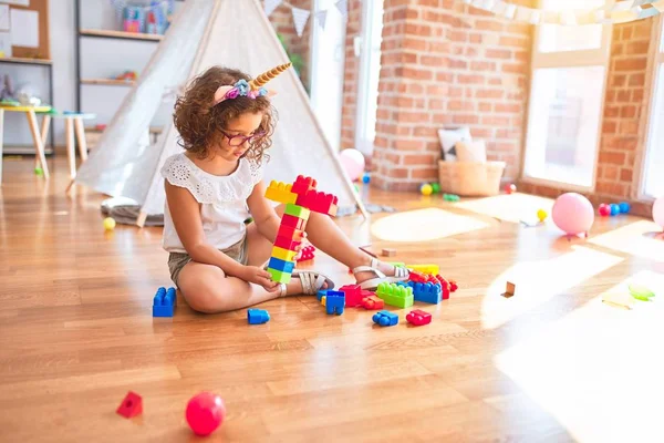 Hermoso Niño Pequeño Con Gafas Diadema Unicornio Sentado Jugando Con — Foto de Stock