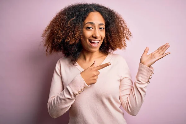 Ung Afrikansk Amerikansk Kvinna Med Afro Hår Bär Casual Tröja — Stockfoto