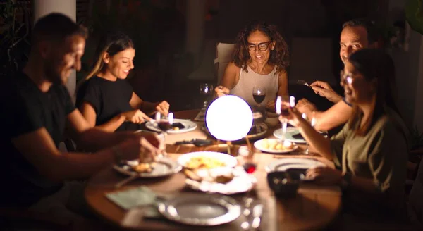 Bella Famiglia Cena Parlando Sorridendo Alla Terrazza — Foto Stock