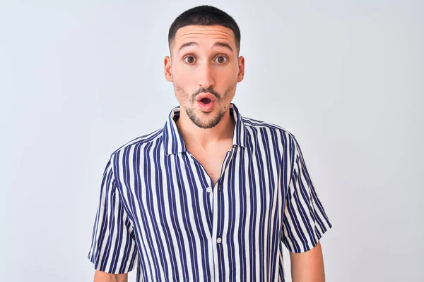 Joven Hombre Guapo Con Camisa Náutica Rayas Pie Sobre Fondo — Foto de Stock