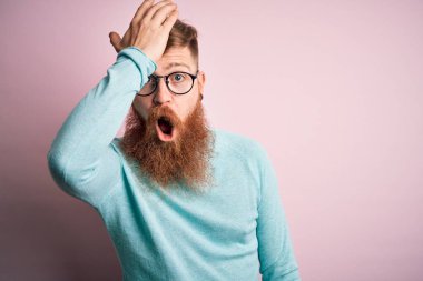 Pembe soyutlanmış arka planda gözlük takan, sakallı yakışıklı kızıl saçlı yakışıklı bir adam. Hatayla el ele tutuşurken şaşırmış. Hatayı hatırla. Unuttum, kötü hafıza konsepti.