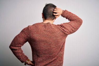 Sakallı, mavi gözlü, beyaz arka planda sıradan bir süveter giyen genç, sarışın bir adam.