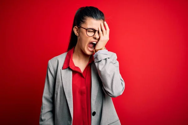 Young Beautiful Brunette Businesswoman Wearing Jacket Glasses Red Background Yawning — 图库照片