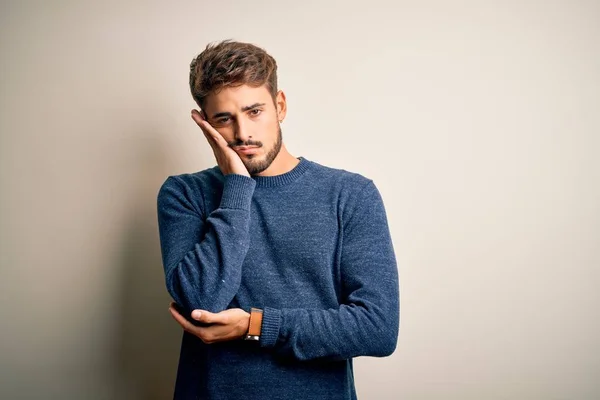 Jonge Knappe Man Met Baard Dragen Casual Trui Staan Witte — Stockfoto