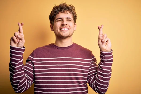 Homem Bonito Loiro Jovem Com Cabelo Encaracolado Vestindo Camisola Listrada — Fotografia de Stock