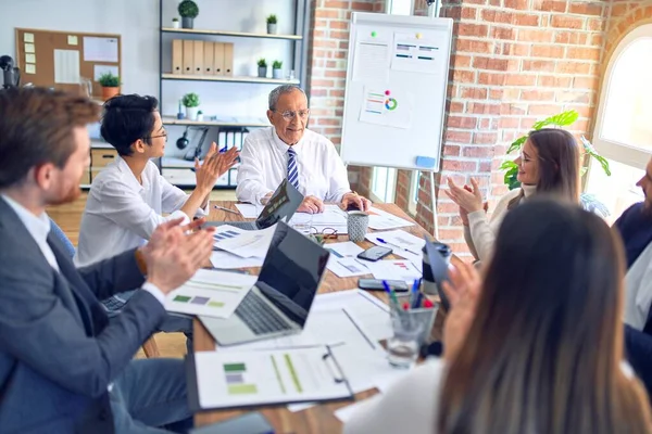 Grupo Trabajadores Negocios Sonriendo Felices Confiados Trabajando Juntos Con Sonrisa — Foto de Stock