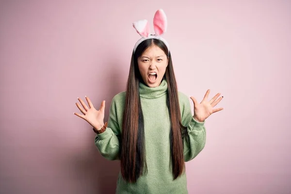 Fiatal Ázsiai Visel Aranyos Húsvéti Nyuszifül Felett Rózsaszín Háttér Őrült — Stock Fotó