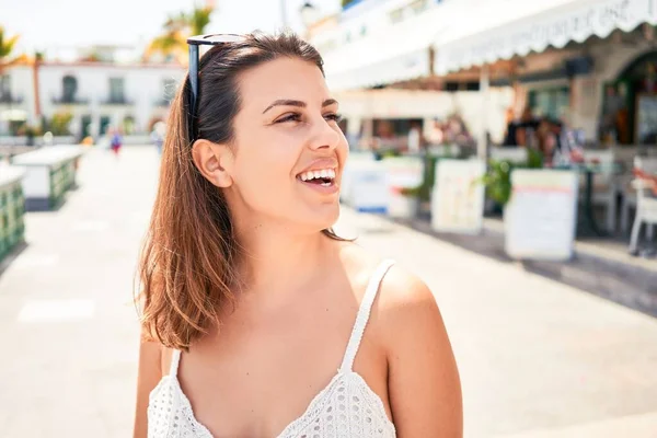 Jovem Mulher Bonita Colorida Aldeia Puerto Mogan Sorrindo Feliz Rua — Fotografia de Stock