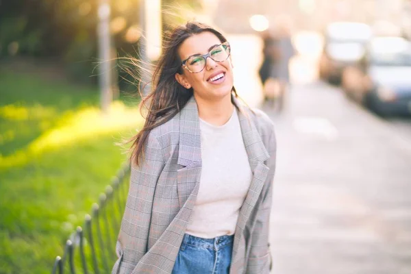 Joven Hermosa Mujer Sonriendo Feliz Confiado Pie Con Sonrisa Cara — Foto de Stock