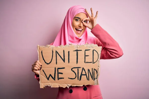 Junge Aktivistin Trägt Rosa Muslimischen Hijab Mit Banner Mit Vereinten — Stockfoto