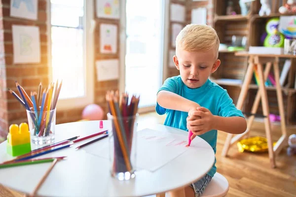 Jonge Blanke Jongen Die Kleuterschool Tekent Met Kleurpotloden Kleuterjongen Blij — Stockfoto