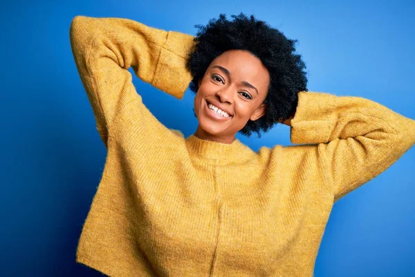 Jonge Mooie Afro Amerikaanse Afro Vrouw Met Krullend Haar Dragen — Stockfoto