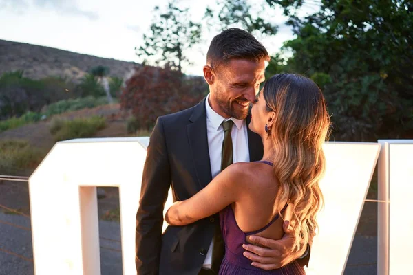 Jovem Casal Bonito Vestindo Terno Elegante Vestido Sorrindo Feliz Confiante — Fotografia de Stock