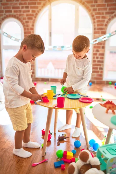 Adoráveis Gêmeos Loiros Brincando Torno Lotes Brinquedos Cozinhar Brinquedo Comida — Fotografia de Stock